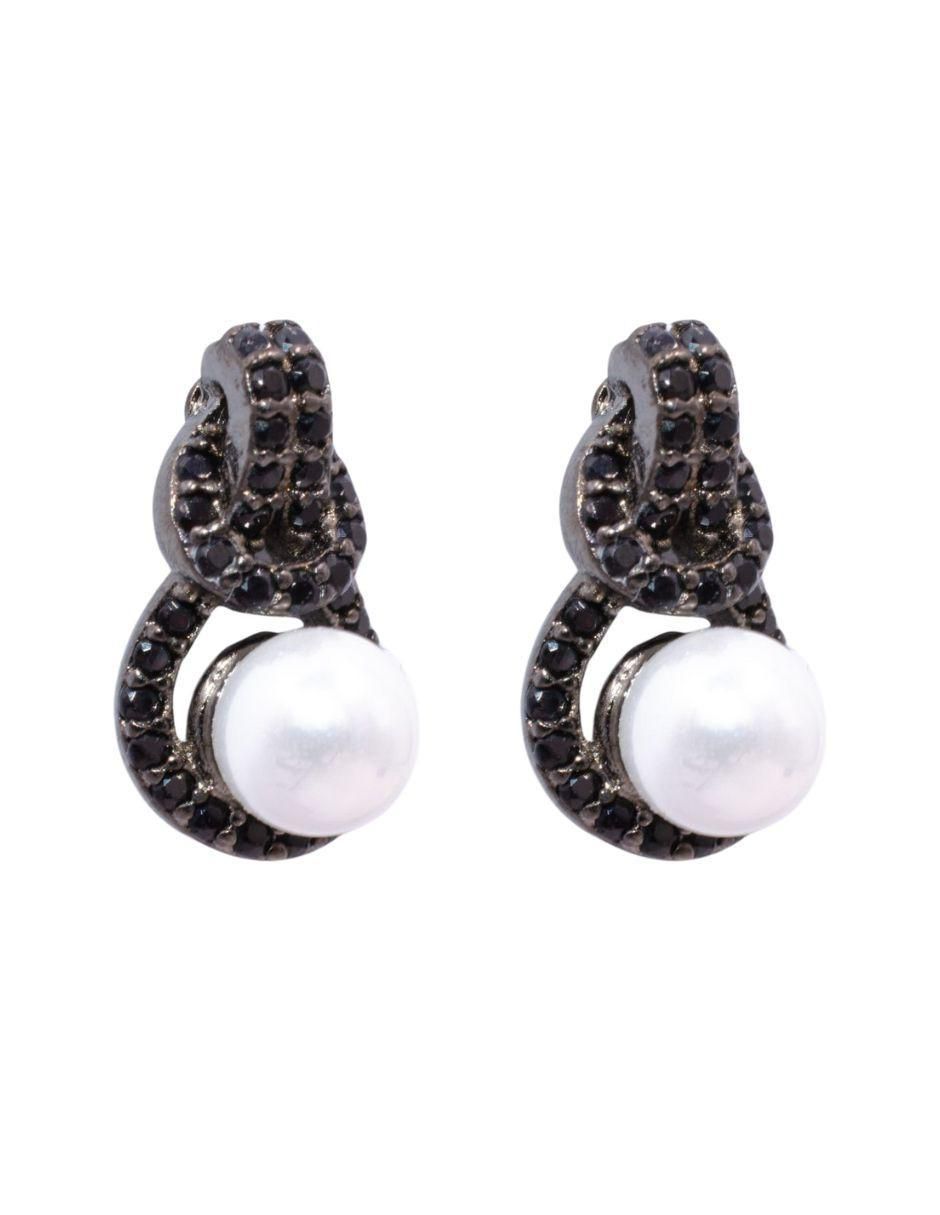 Aretes con acabado baño de rodio perla Aretes con acabado baño de rodio perla