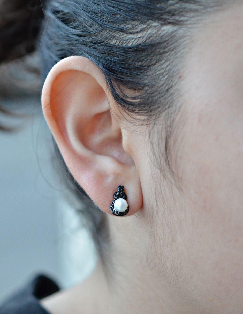 Aretes con acabado baño de rodio perla 3