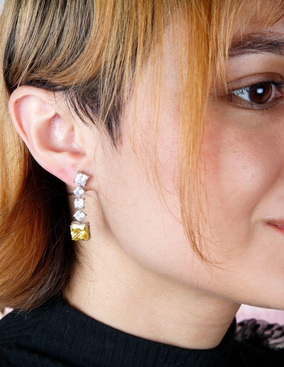 Aretes cuadrados con acabado baño de rodio 3