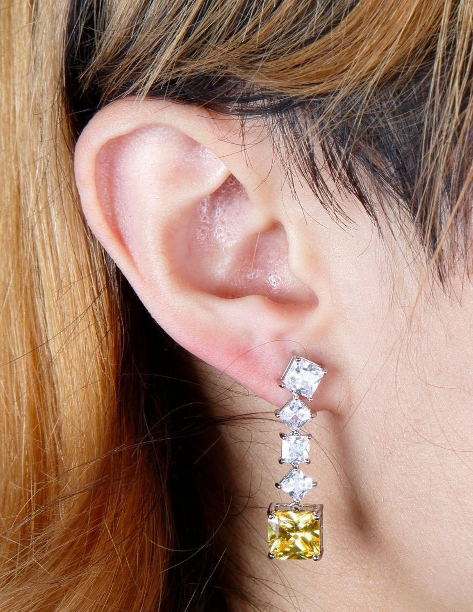 Aretes cuadrados con acabado baño de rodio 4