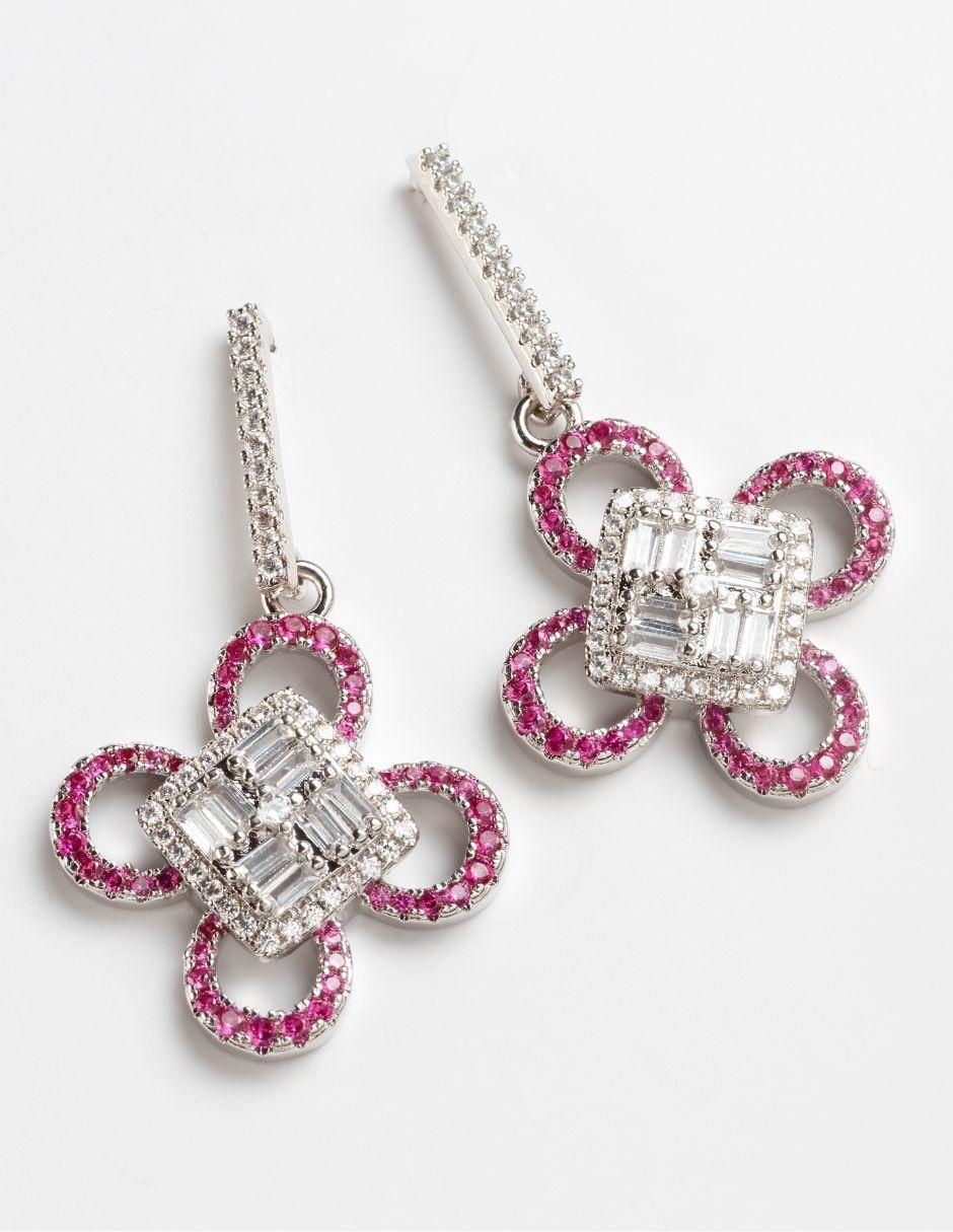 Aretes de flor con acabado baño de rodio