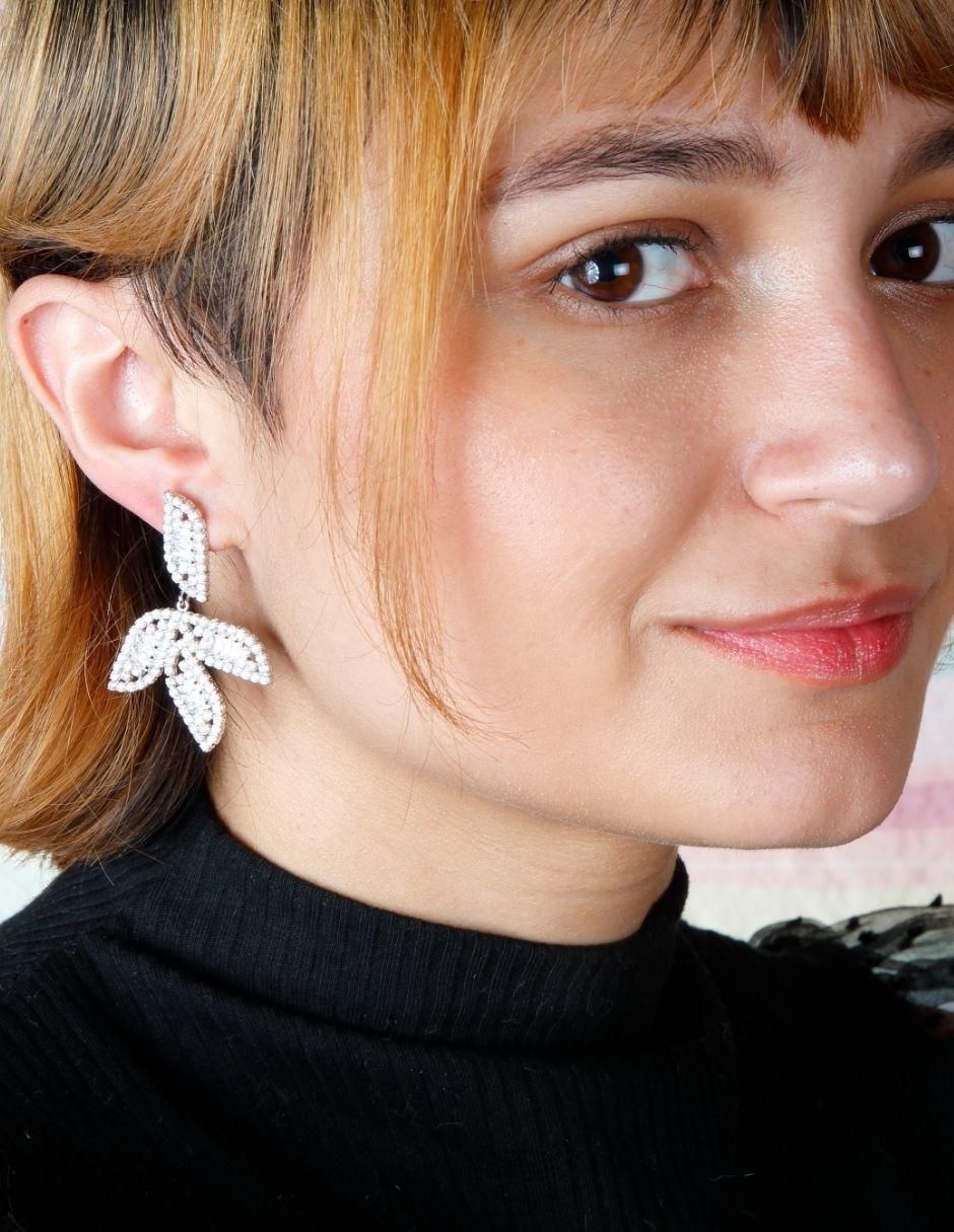 Aretes redondos con acabado baño de rodio 3