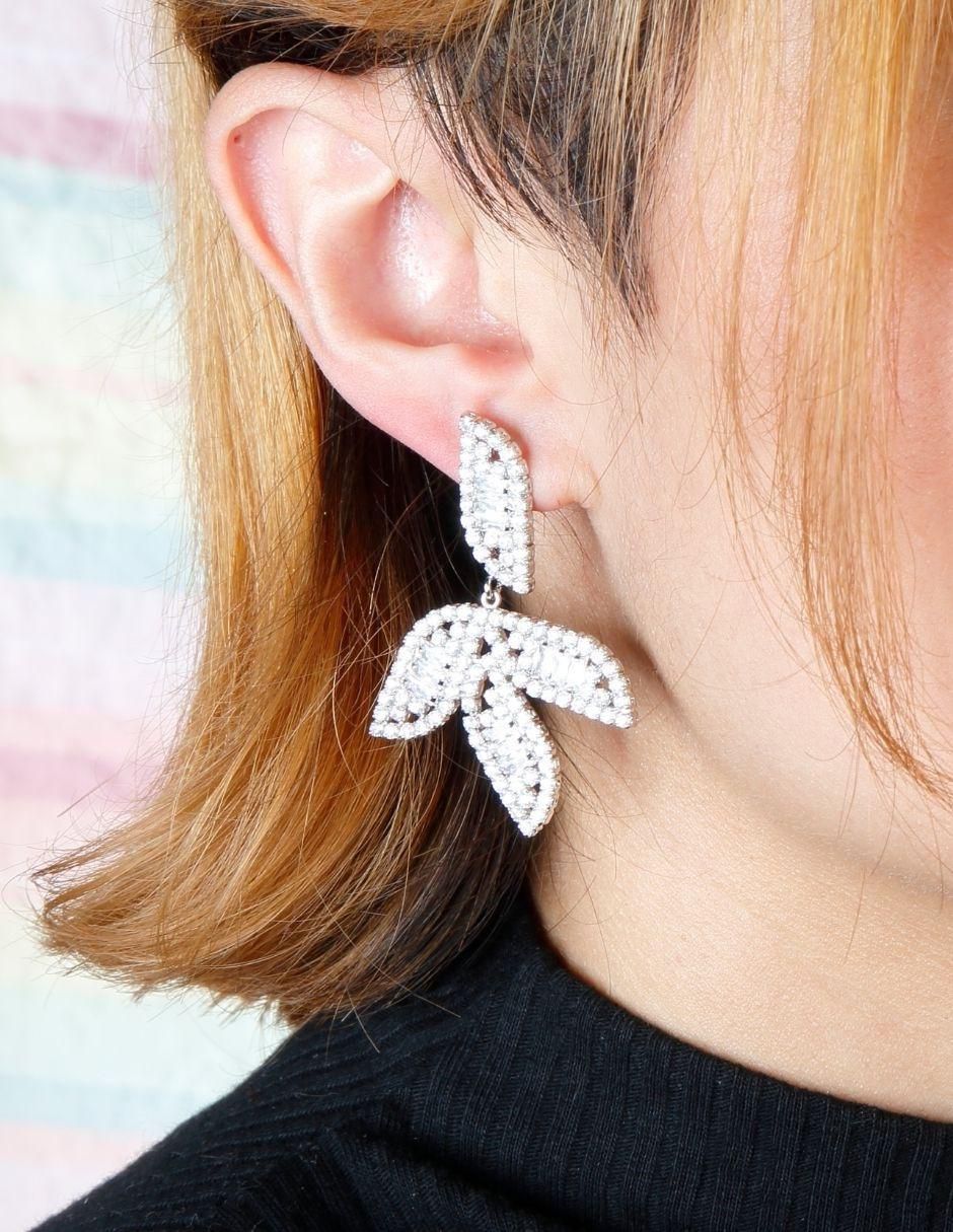Aretes redondos con acabado baño de rodio 4