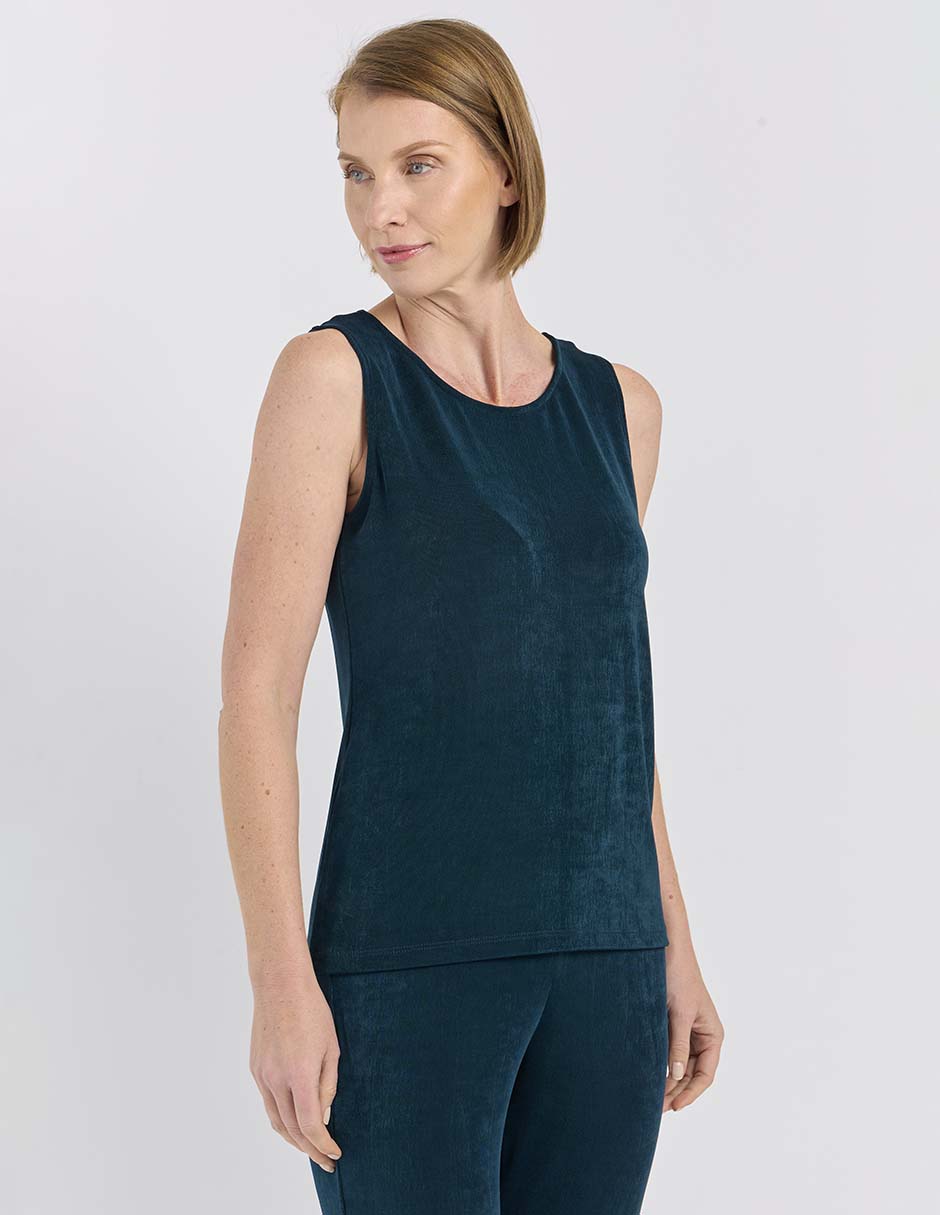 Top cuello redondo escote medio tirante ancho Top cuello redondo escote medio tirante ancho