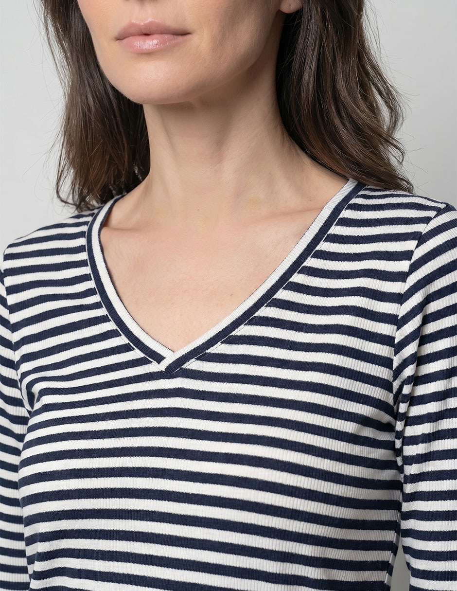 Playera manga 3/4 cuello v para mujer 3