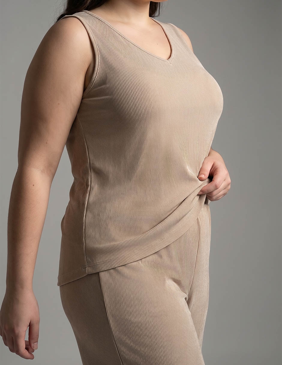 Top cuello V escote medio tirante ancho 3